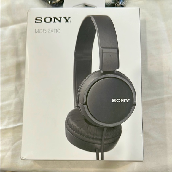 Sony MDR-ZX110 Black Headphones NIB - Picture 1 of 2